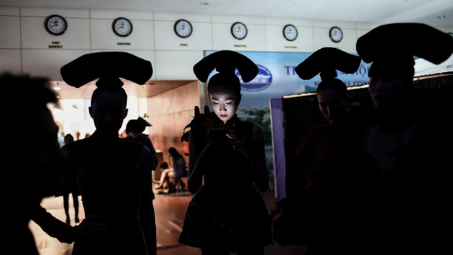 Cận cảnh những mệt mỏi, đớn đau phía sau ánh đèn catwalk hào nhoáng ảnh 11