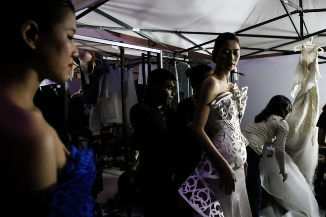 Cận cảnh những mệt mỏi, đớn đau phía sau ánh đèn catwalk hào nhoáng ảnh 7