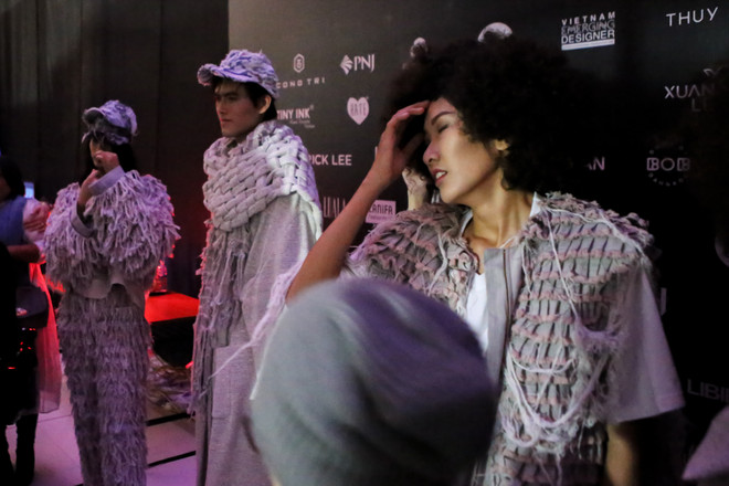 Cận cảnh những mệt mỏi, đớn đau phía sau ánh đèn catwalk hào nhoáng ảnh 2