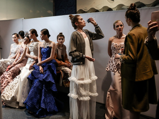 Cận cảnh những mệt mỏi, đớn đau phía sau ánh đèn catwalk hào nhoáng ảnh 13