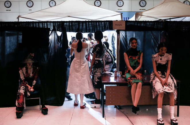 Cận cảnh những mệt mỏi, đớn đau phía sau ánh đèn catwalk hào nhoáng ảnh 5