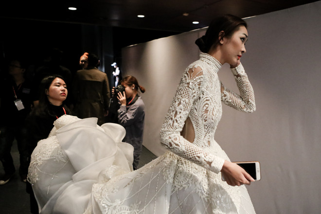 Cận cảnh những mệt mỏi, đớn đau phía sau ánh đèn catwalk hào nhoáng ảnh 4