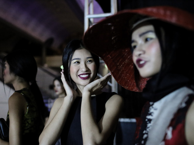 Cận cảnh những mệt mỏi, đớn đau phía sau ánh đèn catwalk hào nhoáng ảnh 15