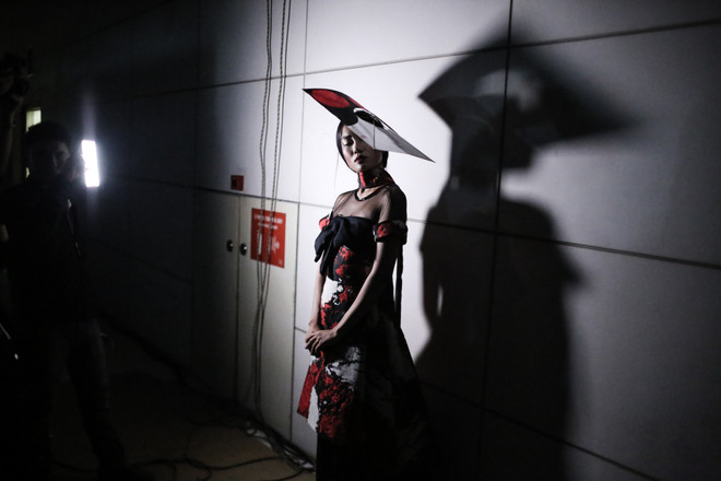 Cận cảnh những mệt mỏi, đớn đau phía sau ánh đèn catwalk hào nhoáng ảnh 8