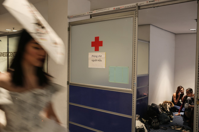 Cận cảnh những mệt mỏi, đớn đau phía sau ánh đèn catwalk hào nhoáng ảnh 14