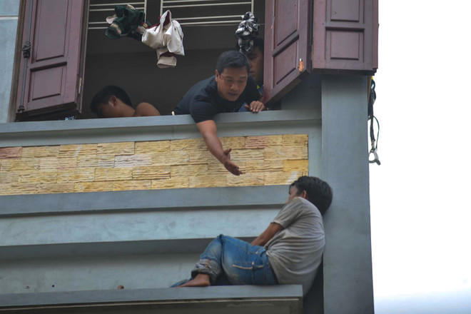 Công an giải cứu người đàn ông vắt vẻo trên cao đòi tự tử ảnh 1