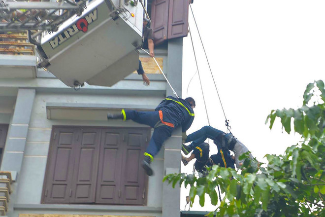 Công an giải cứu người đàn ông vắt vẻo trên cao đòi tự tử ảnh 5