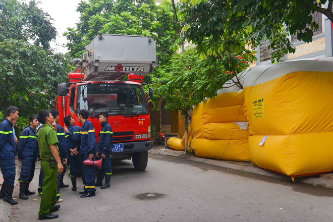 Công an giải cứu người đàn ông vắt vẻo trên cao đòi tự tử ảnh 2