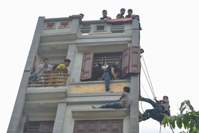 Công an giải cứu người đàn ông vắt vẻo trên cao đòi tự tử ảnh 4