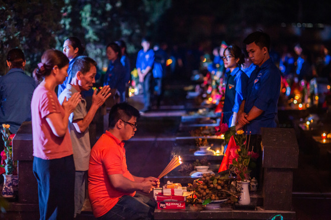 Những khoảnh khắc xúc động trong Lễ tri ân các anh hùng liệt sỹ ảnh 13