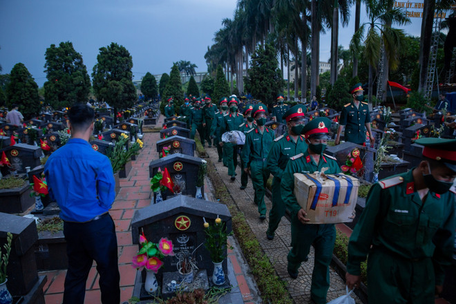 Những khoảnh khắc xúc động trong Lễ tri ân các anh hùng liệt sỹ ảnh 2