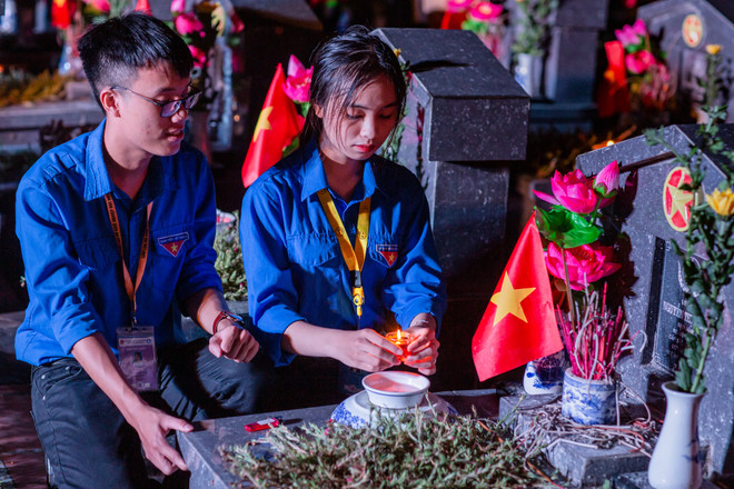 Những khoảnh khắc xúc động trong Lễ tri ân các anh hùng liệt sỹ ảnh 6