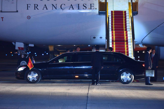 Tổng thống Pháp đã đặt chân xuống sân bay Quốc tế Nội Bài ảnh 2