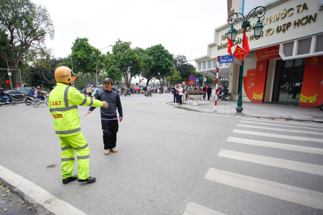 Người đi bộ sai phần đường bất ngờ vì bị công an xử phạt ảnh 1