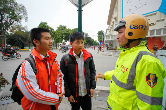 Người đi bộ sai phần đường bất ngờ vì bị công an xử phạt ảnh 7