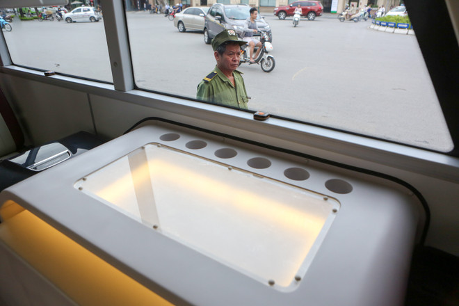 Cận cảnh xe buýt 2 tầng độc đáo phục vụ khách du lịch ở Hà Nội ảnh 10