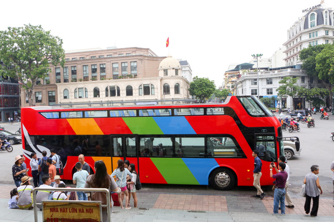 Cận cảnh xe buýt 2 tầng độc đáo phục vụ khách du lịch ở Hà Nội ảnh 1