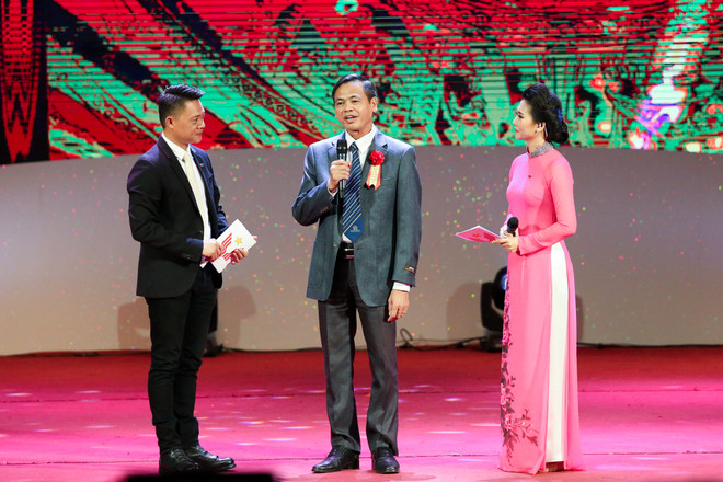 Ông Trần Hữu Hậu, Chủ tịch Ủy ban nhân dân thành phố Tây Ninh vinh dự là một trong những tấm gương điển hình tiên tiến trong năm 2017. Ông Trần Hữu Hậu là người đi đầu trong công tác thực hiện dự án số hóa công tác quản lý địa bàn dân cư, phục vụ hiệu quả công tác quản lý, điều hành của Nhà nước. (Ảnh: Minh Sơn/Vietnam+) Tuyên dương 377 điển hình tiên tiến toàn quốc năm 2017 ảnh 3