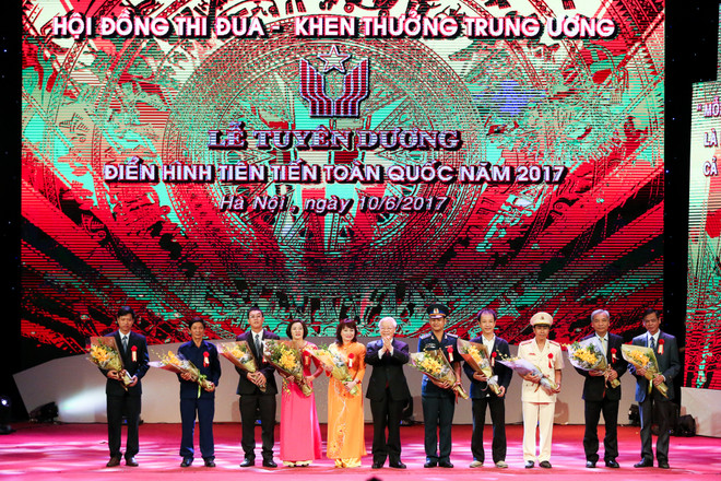 Tổng Bí thư Nguyễn Phú Trọng trao tặng hoa cho các điển hình tiên tiến. Tổng Bí thư mong các cá nhân được tuyên dương hôm nay không chủ quan, thỏa mãn mà phải tiếp tục nỗ lực, cố gắng phấn đấu, không ngừng vươn lên, cống hiến nhiều hơn nữa, đạt những thành tích cao hơn nữa, xứng đáng là tấm gương sáng để mọi người mãi mãi noi theo. (Ảnh: Minh Sơn/Vietnam+) Tuyên dương 377 điển hình tiên tiến toàn quốc năm 2017 ảnh 2