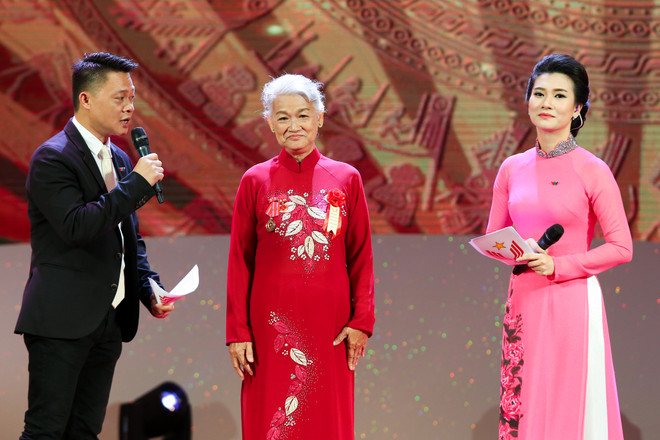 (Ảnh: Minh Sơn/Vietnam+) Tuyên dương 377 điển hình tiên tiến toàn quốc năm 2017 ảnh 6