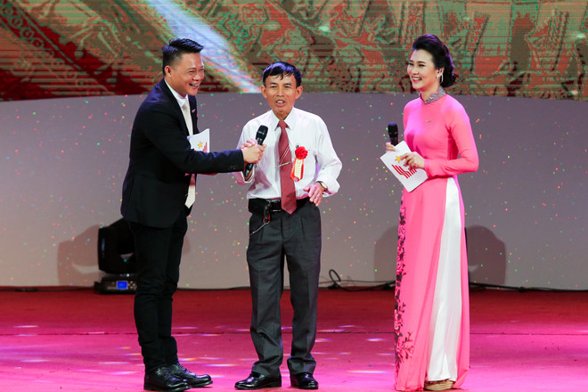 Ông Vũ Văn Bằng, một 'lão nông khùng' được vinh dự tuyên dương khi mạnh dạn nhổ hết vườn càphê của mình tại Lâm Đồng để trồng sầu riêng với lợi nhuận bình quân 7 tỷ đồng/năm. (Ảnh: Minh Sơn/Vietnam+) Tuyên dương 377 điển hình tiên tiến toàn quốc năm 2017 ảnh 4