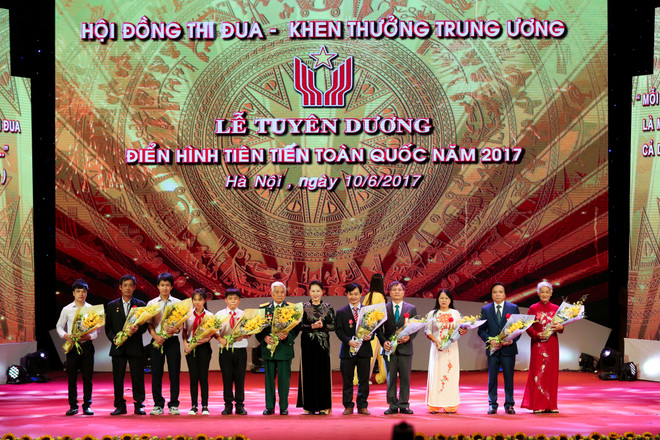 (Ảnh: Minh Sơn/Vietnam+) Tuyên dương 377 điển hình tiên tiến toàn quốc năm 2017 ảnh 7