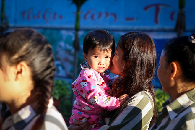 Khoảnh khắc hạnh phúc ngày đặc xá phạm nhân năm 2016 ảnh 8