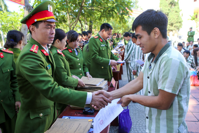 Khoảnh khắc hạnh phúc ngày đặc xá phạm nhân năm 2016 ảnh 7