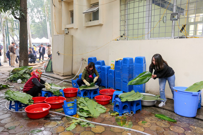 Cựu học sinh Hà Nội gói 2018 bánh chưng đưa Tết sớm đến người nghèo ảnh 9