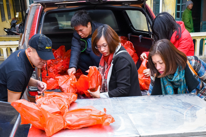 Cựu học sinh Hà Nội gói 2018 bánh chưng đưa Tết sớm đến người nghèo ảnh 18