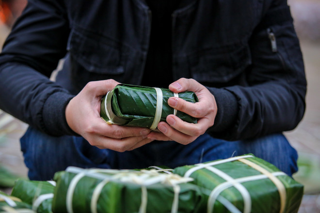 Cựu học sinh Hà Nội gói 2018 bánh chưng đưa Tết sớm đến người nghèo ảnh 1