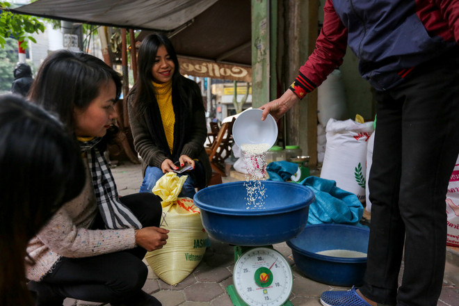 Cựu học sinh Hà Nội gói 2018 bánh chưng đưa Tết sớm đến người nghèo ảnh 4