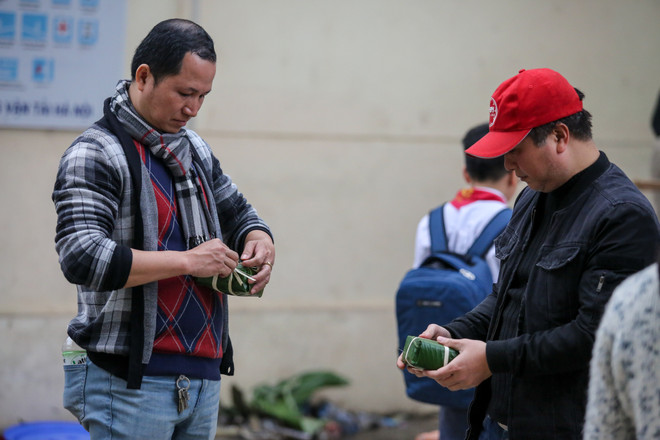 Cựu học sinh Hà Nội gói 2018 bánh chưng đưa Tết sớm đến người nghèo ảnh 3