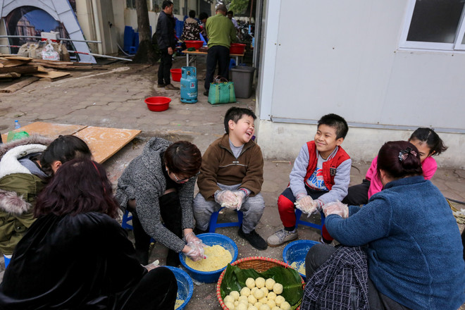 Cựu học sinh Hà Nội gói 2018 bánh chưng đưa Tết sớm đến người nghèo ảnh 11