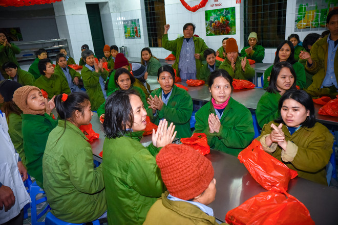 Cựu học sinh Hà Nội gói 2018 bánh chưng đưa Tết sớm đến người nghèo ảnh 20