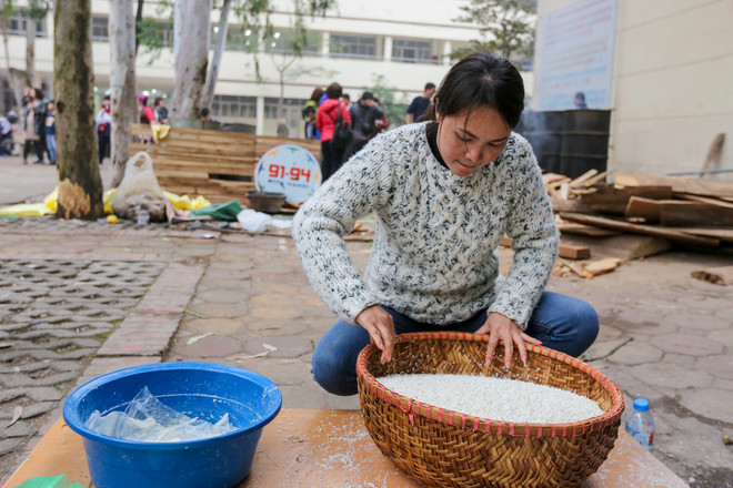 Cựu học sinh Hà Nội gói 2018 bánh chưng đưa Tết sớm đến người nghèo ảnh 6