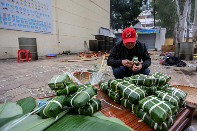 Cựu học sinh Hà Nội gói 2018 bánh chưng đưa Tết sớm đến người nghèo ảnh 17