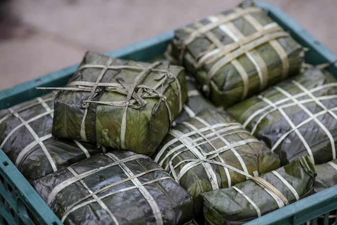 Cựu học sinh Hà Nội gói 2018 bánh chưng đưa Tết sớm đến người nghèo ảnh 16