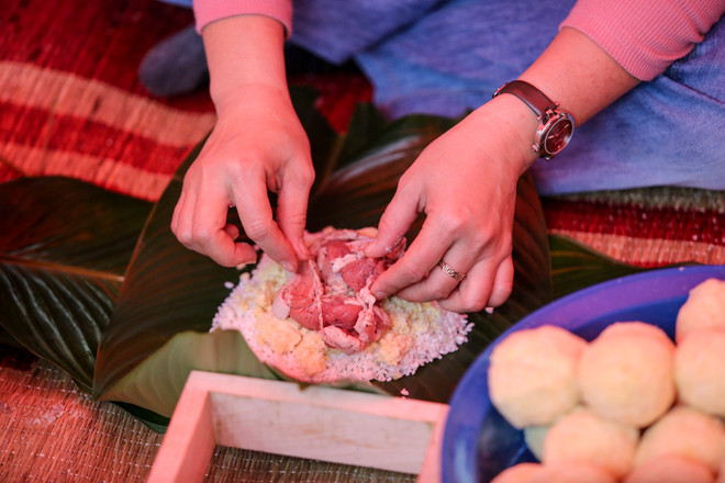 Cựu học sinh Hà Nội gói 2018 bánh chưng đưa Tết sớm đến người nghèo ảnh 14