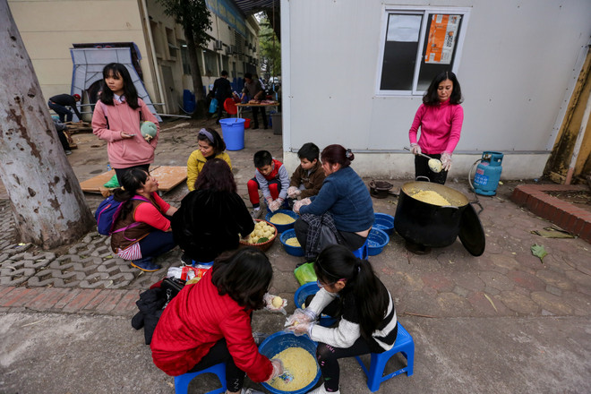 Cựu học sinh Hà Nội gói 2018 bánh chưng đưa Tết sớm đến người nghèo ảnh 10