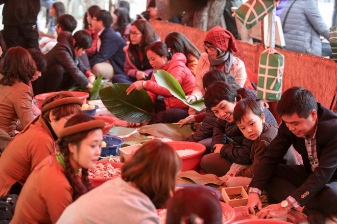 Cựu học sinh Hà Nội gói 2018 bánh chưng đưa Tết sớm đến người nghèo ảnh 13