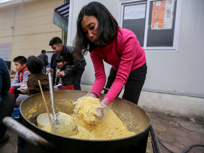 Cựu học sinh Hà Nội gói 2018 bánh chưng đưa Tết sớm đến người nghèo ảnh 7