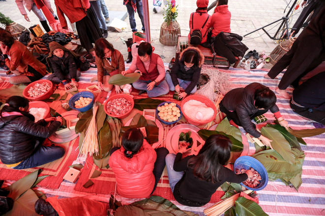 Cựu học sinh Hà Nội gói 2018 bánh chưng đưa Tết sớm đến người nghèo ảnh 12