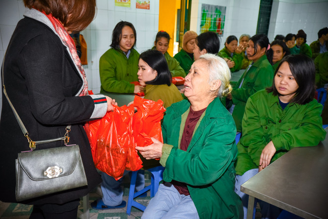 Cựu học sinh Hà Nội gói 2018 bánh chưng đưa Tết sớm đến người nghèo ảnh 19