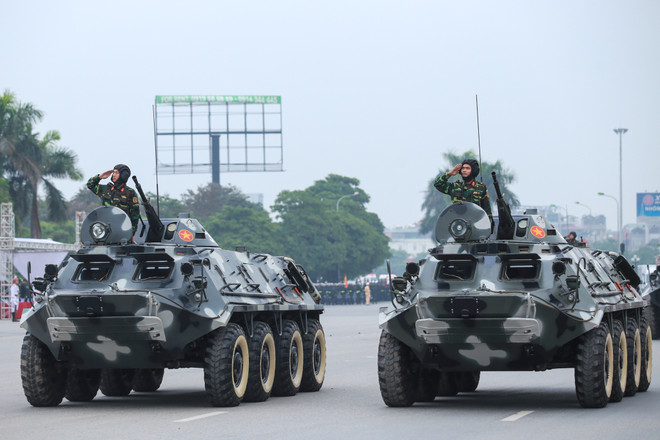 Trực thăng phối hợp với dàn xe bọc thép tham gia bảo vệ Đại hội Đảng ảnh 6