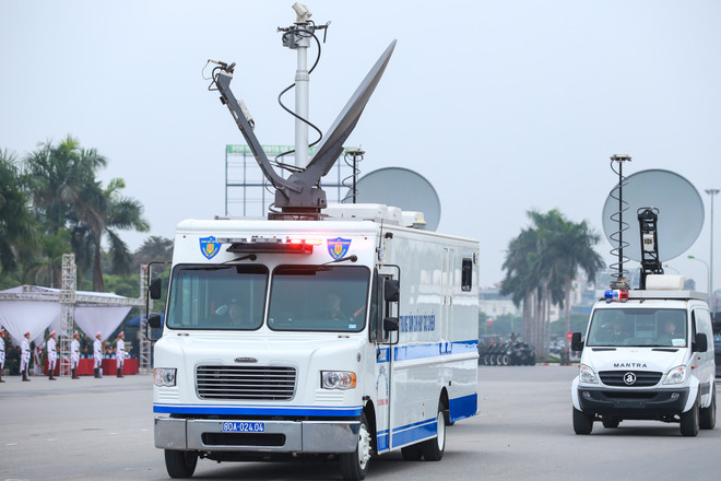 Trực thăng phối hợp với dàn xe bọc thép tham gia bảo vệ Đại hội Đảng ảnh 11