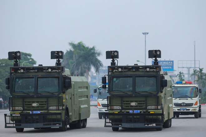 Trực thăng phối hợp với dàn xe bọc thép tham gia bảo vệ Đại hội Đảng ảnh 9