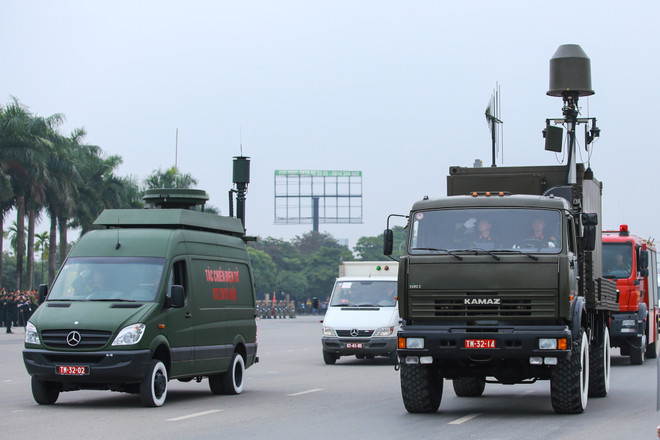 Trực thăng phối hợp với dàn xe bọc thép tham gia bảo vệ Đại hội Đảng ảnh 7