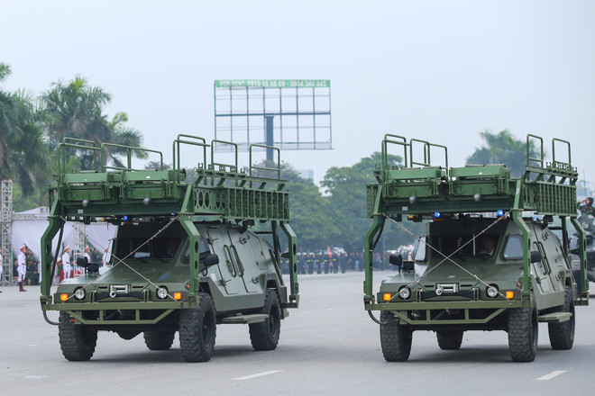 Trực thăng phối hợp với dàn xe bọc thép tham gia bảo vệ Đại hội Đảng ảnh 5