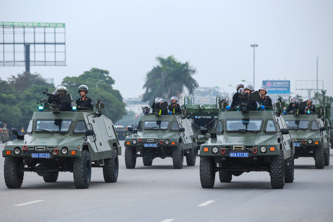 Trực thăng phối hợp với dàn xe bọc thép tham gia bảo vệ Đại hội Đảng ảnh 12